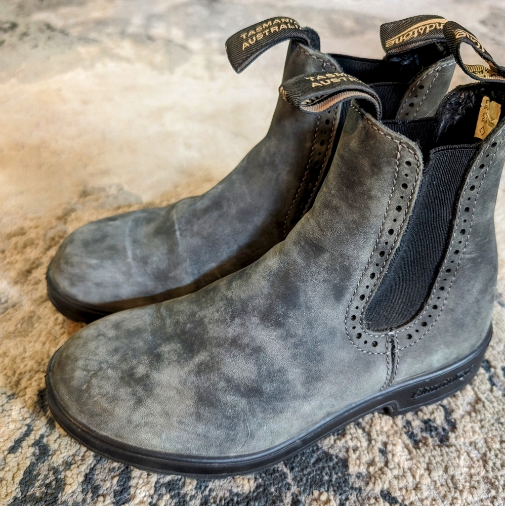 Blundstones rustic black boots